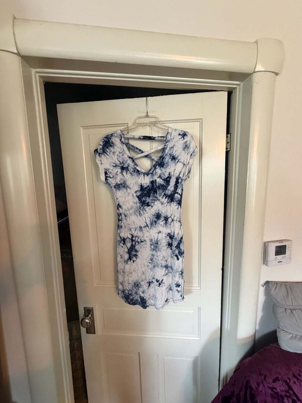 Urbanology Women's Blue and White Tie-Dye Short Sleeve Crisscross Back Tunic Dre